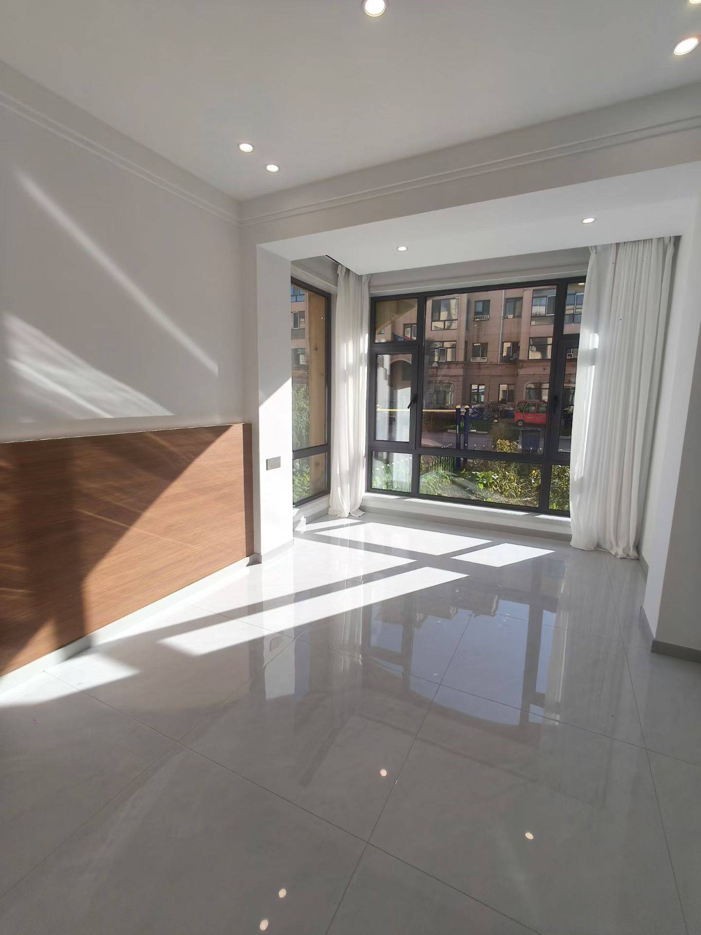 水岸公馆一楼带小院