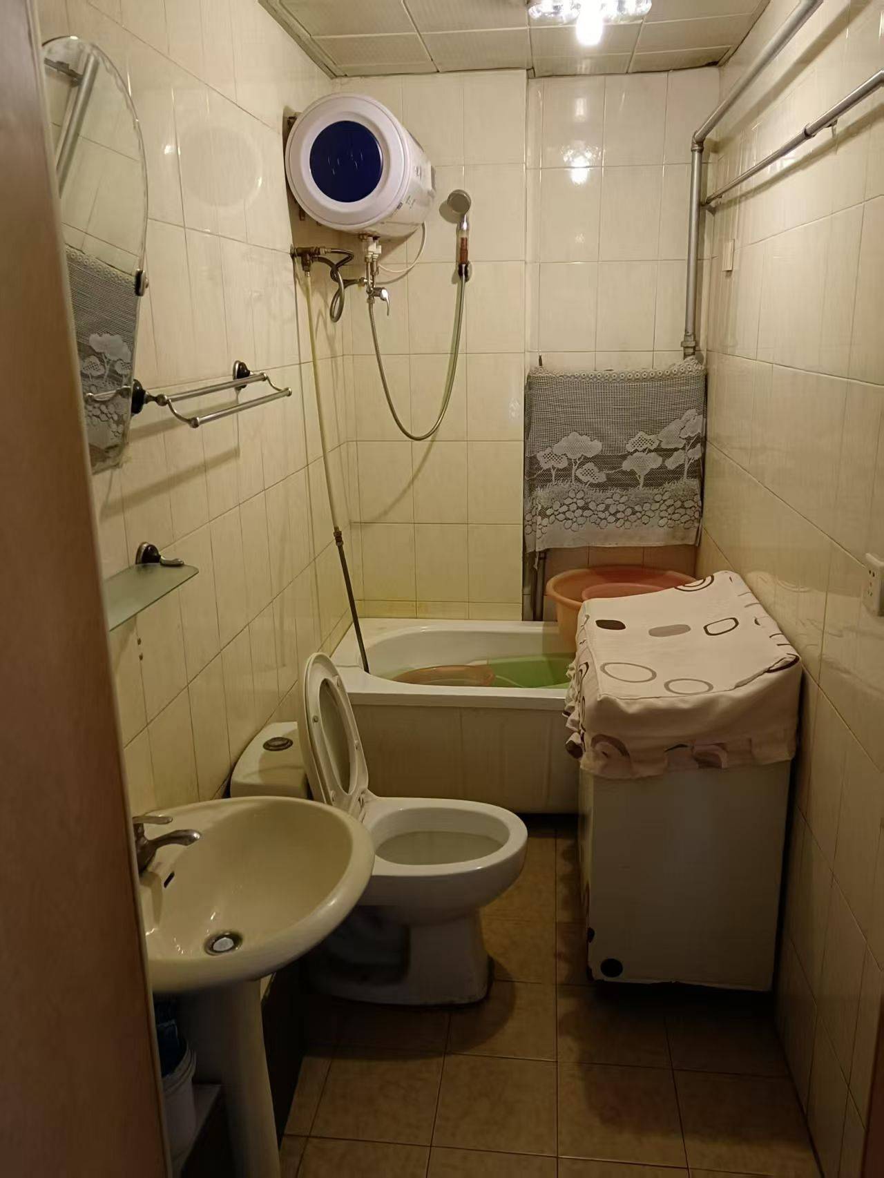 出租中亚和平五楼