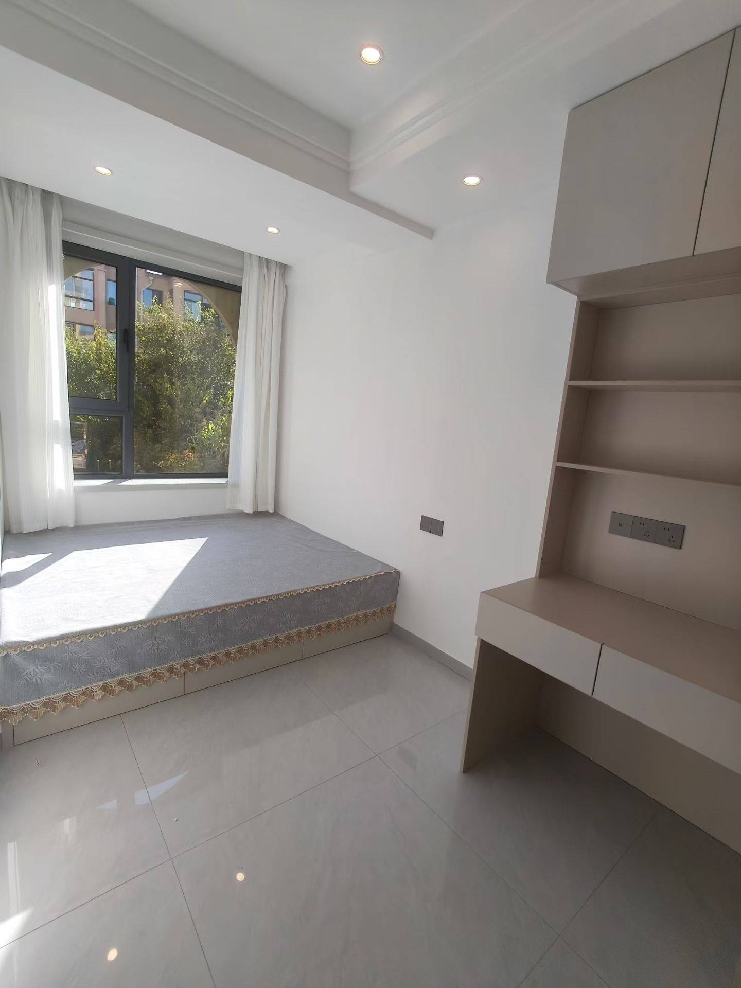 水岸公馆一楼带小院