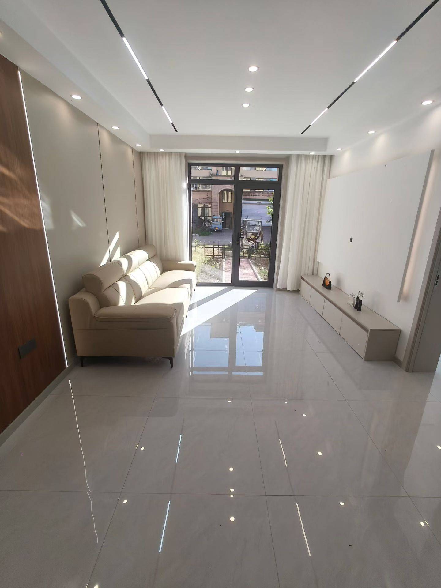 水岸公馆一楼带小院