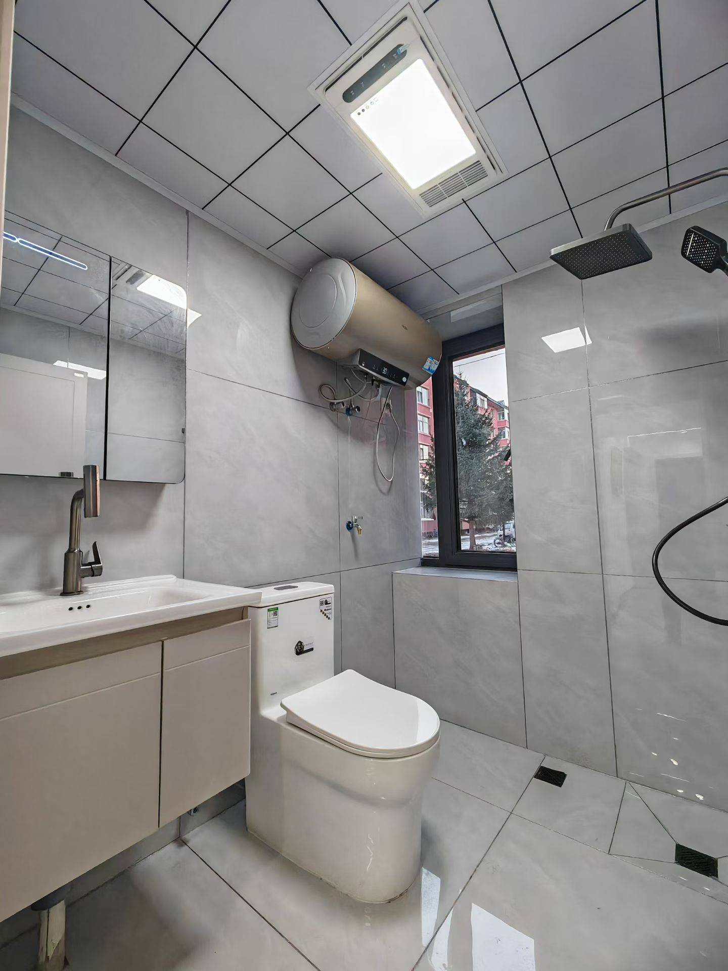 五二三小区一楼精装修